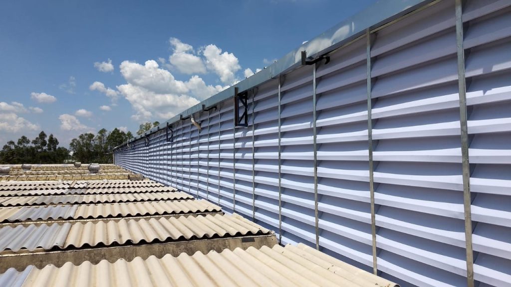 Lanternim industrial instalado na cobertura de um galpão, permitindo a exaustão natural do ar quente, ventilação natural, iluminação natural e conforto térmico.