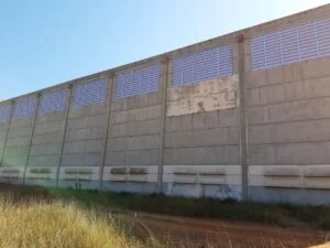 Veneziana Industrial Custo Benefício Veneziana Industrial Custo Benefício com excelente desempenho em ventilação, durabilidade e economia para galpões industriais