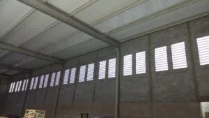 Veneziana Industrial Custo Benefício Veneziana Industrial Custo Benefício com estrutura em PVC, ideal para galpões que exigem ventilação eficiente, durabilidade e economia