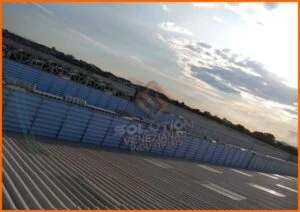 Veneziana Industrial Ventilada Veneziana Industrial Ventilada da Solution instalada em galpão, promovendo circulação de ar e um ambiente de trabalho mais saudável