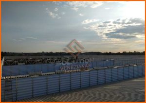 Veneziana Industrial Arquitetura Veneziana Industrial Arquitetura aplicada em fachadas industriais, oferecendo ventilação eficiente, design moderno e integração estética com o projeto arquitetônico