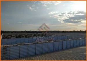 Veneziana Industrial Arquitetura aplicada em fachadas industriais, oferecendo ventilação eficiente, design moderno e integração estética com o projeto arquitetônico