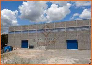 Veneziana Industrial Arquitetura Veneziana Industrial Arquitetura aplicada em fachada moderna, oferecendo ventilação contínua e valorização estética para ambientes industriais e corporativos