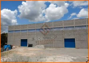 Veneziana Industrial Arquitetura aplicada em fachada moderna, oferecendo ventilação contínua e valorização estética para ambientes industriais e corporativos