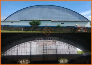 Veneziana Industrial Ventilada Veneziana Industrial Ventilada aplicada em galpão, oferecendo melhoria da ventilação natural e conforto térmico contínuo em ambientes industriais