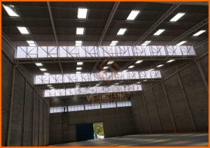 Veneziana Industrial em PVC Brasil Veneziana Industrial em PVC Brasil instalada em galpão, destacando suas vantagens em ventilação eficiente, durabilidade e leveza para projetos industriais