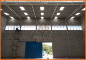 Veneziana Industrial Garantida Veneziana Industrial Garantida com versatilidade de aplicação, ideal para galpões e fachadas industriais que exigem ventilação natural eficiente e durabilidade superior