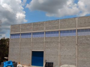 Veneziana Industrial PVC Solution Veneziana Industrial PVC Solution instalada em fachada de galpão, promovendo ventilação contínua, resistência ao tempo e baixo custo de manutenção