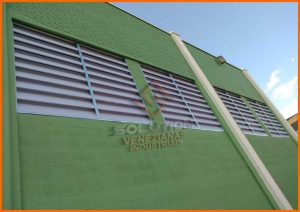 Veneziana Industrial Eficiência Garantida Veneziana Industrial Eficiência Garantida, ideal para promover iluminação natural, ventilação eficiente e economia energética em galpões industriais