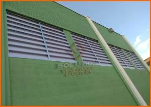 Veneziana Industrial Eficiência Garantida Veneziana Industrial Eficiência Garantida, ideal para promover iluminação natural, ventilação eficiente e economia energética em galpões industriais