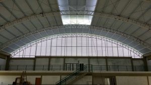 Veneziana Industrial na Ventilação Cruzada promovendo conforto térmico, eficiência no fluxo de ar e renovação constante em ambientes industriais