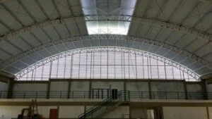 Veneziana industrial na Ventilação Veneziana Industrial na Ventilação Cruzada promovendo conforto térmico, eficiência no fluxo de ar e renovação constante em ambientes industriais