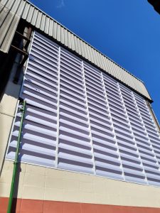 Veneziana Industrial Policarbonato BR Veneziana Industrial Policarbonato BR resistente e transparente para ventilação e iluminação natural em ambientes industriais