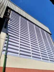 Veneziana Industrial Policarbonato BR Veneziana Industrial Policarbonato BR resistente e transparente para ventilação e iluminação natural em ambientes industriais