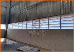 Veneziana Industrial Garantida Veneziana Industrial Garantida instalada em galpão, oferecendo ventilação natural com eficiência energética e sustentabilidade para ambientes industriais