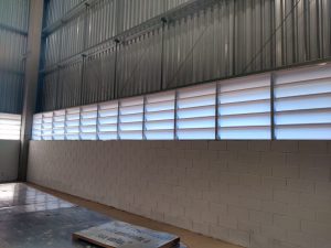 Veneziana Industrial instalada para promover a renovação do ar em galpões, com ventilação natural, conforto térmico e eficiência contínua