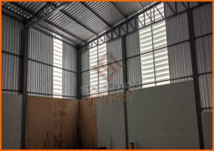 Janelas Industriais PVC - Conforto para os funcionários em ambientes industriais, promovendo ventilação natural e bem-estar térmico para equipes produtivas.