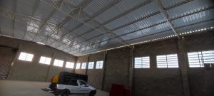 Veneziana Industrial PVC Solution transformando ambientes de trabalho com ventilação natural e durabilidade por mais de 10 anos