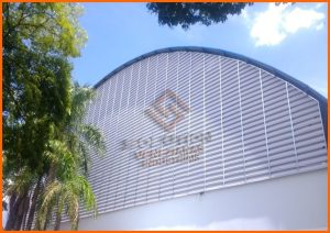 Veneziana Industrial de PVC com alta versatilidade, economia e resistência para ambientes industriais