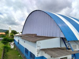 Veneziana Industrial Conforto térmico em galpões e ambientes industriais, promovendo ventilação contínua e redução de calor com eficiência passiva