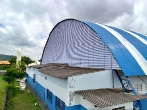 Veneziana Industrial Conforto térmico em galpões e ambientes industriais, promovendo ventilação contínua e redução de calor com eficiência passiva