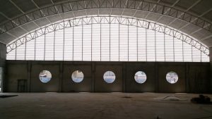 Venezianas Industriais Modelos Venezianas Industriais Modelos com estrutura em PVC, projetadas para garantir ventilação natural, luminosidade e eficiência em ambientes industriais.