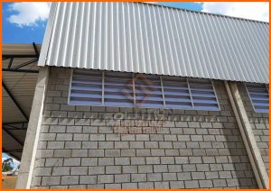 Galpão Industrial Veneziana Industrial Galpão Indústria Veneziana Industrial – Estratégia para Maximizar a Eficiência com ventilação natural, conforto térmico e durabilidade
