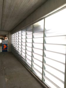 Veneziana Industrial Ar Industrial Veneziana Industrial Ar Industrial Melhoria na qualidade do ar em ambientes produtivos, com ventilação eficiente e estrutura em PVC resistente