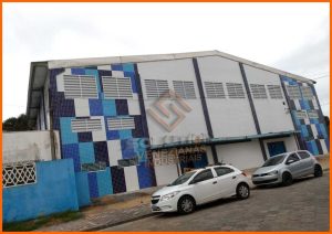 Veneziana para Galpão Veneziana para Galpão instalada em fachada industrial, oferecendo ventilação constante, iluminação natural e durabilidade com acabamento em PVC