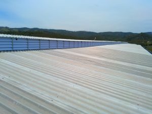 Lanternim Solution Venezianas Industriais instalado em fábrica, promovendo ventilação natural eficiente e conforto térmico para ambientes industriais