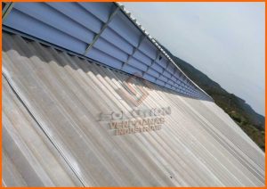 Lanternins da Solution Lanternins da Solution instalados em galpão industrial, proporcionando ventilação natural eficiente e durabilidade