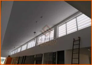 Veneziana Industrial Guia Completo com o compromisso da Solution em oferecer qualidade, inovação e eficiência em ventilação para ambientes industriais