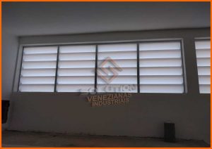 Lanternins Industriais Solution Lanternins Industriais Solution Sustentabilidade aplicados em cobertura de galpão, promovendo ventilação natural, economia de energia e compromisso ambiental.
