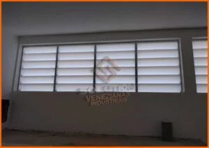 Lanternins Industriais Solution Sustentabilidade aplicados em cobertura de galpão, promovendo ventilação natural, economia de energia e compromisso ambiental.