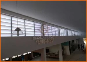 Lanternim Industrial com durabilidade prolongada e resistência à corrosão, ideal para ventilação eficiente em estruturas industriais