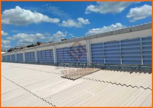 Lanternins da Solution Lanternins da Solution Venezianas Industriais instalados em ambiente industrial, garantindo ventilação natural e alta durabilidade