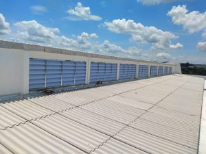 Lanternim: O que é? Estrutura de ventilação natural no galpão industrial, promovendo circulação de ar e conforto térmico sem uso de energia