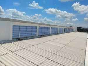 Lanternim O que é ? Lanternim: O que é? Estrutura de ventilação natural no galpão industrial, promovendo circulação de ar e conforto térmico sem uso de energia
