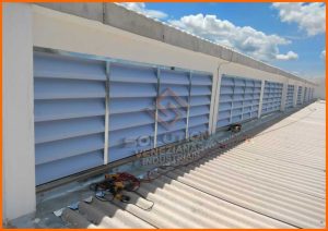 Lanternim Industrial Lanternim Industrial com design versátil e estética atraente, ideal para ventilação natural em galpões e edificações modernas