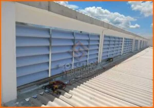 Lanternim Industrial com design versátil e estética atraente, ideal para ventilação natural em galpões e edificações modernas