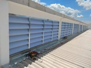 Veneziana industrial na Ventilação Veneziana Industrial na Ventilação Cruzada aplicada em galpão industrial, promovendo renovação de ar natural, eficiência térmica e maior conforto interno com baixo custo.