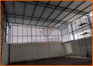 Veneziana Industrial Transforme Seu Espaço Veneziana Industrial que transforma o espaço com ventilação natural eficiente, reduzindo a necessidade de ar-condicionado em ambientes industriais