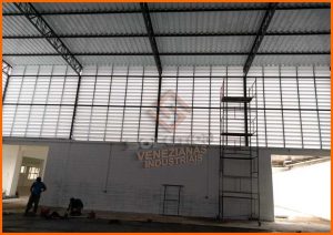 Veneziana para Galpão Veneziana para Galpão com versatilidade e opções de personalização, ideal para projetos industriais com ventilação natural eficiente e acabamento sob medida.