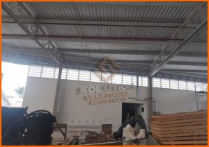 Veneziana para galpão industrial com alta durabilidade, ideal para promover ventilação natural e reduzir custos com manutenção