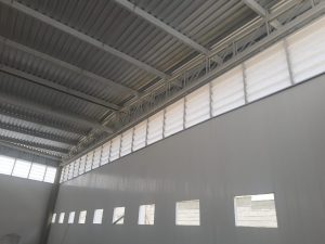 Veneziana Industrial com iluminação natural eficiente, proporcionando economia de energia e luminosidade uniforme em espaços industriais