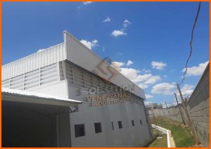 Veneziana Industrial Arquitetura Veneziana Industrial Arquitetura aplicada em fachada de galpão, combinando ventilação natural, design funcional e valorização estética