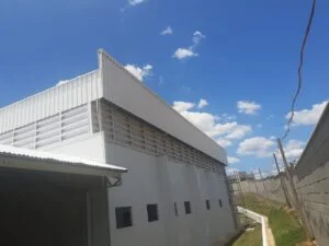 Veneziana Industrial Sua Iluminação Veneziana Industrial sua iluminação natural com design funcional e alta eficiência para ambientes industriais