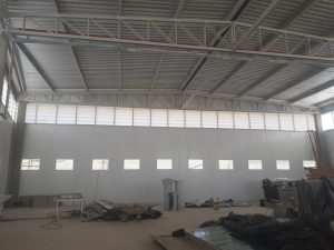 Veneziana Industrial Ar Industrial Veneziana Industrial Ar Industrial aplicada em fachadas de galpões, oferecendo ventilação natural, controle térmico e economia de energia para ambientes industriais