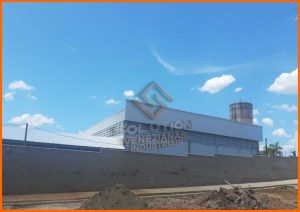 Galpão Industrial Veneziana Industrial Veneziana Industrial instalada em galpão indústria, promovendo ventilação natural, controle térmico e alta durabilidade para ambientes industriais exigentes
