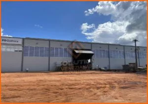 Veneziana Industrial de PVC com ventilação natural e fácil manutenção, ideal para ambientes industriais que exigem durabilidade e baixo custo operacional.